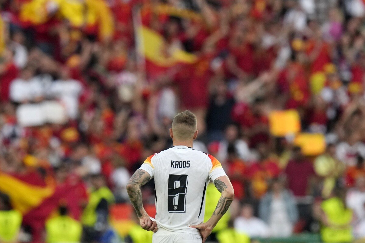 Abschluss und aus. Deutschland großartiger Toni Kroos verfasst emotionalen Abschiedsbeitrag an den Fußball